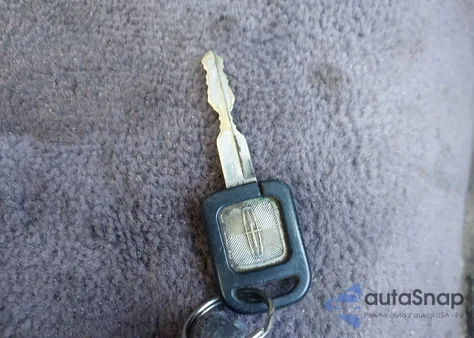 1995 Lincoln Town Car Signature/Spinnaker z USA, uszkodzony, nr VIN 1LNLM82W3SY721219